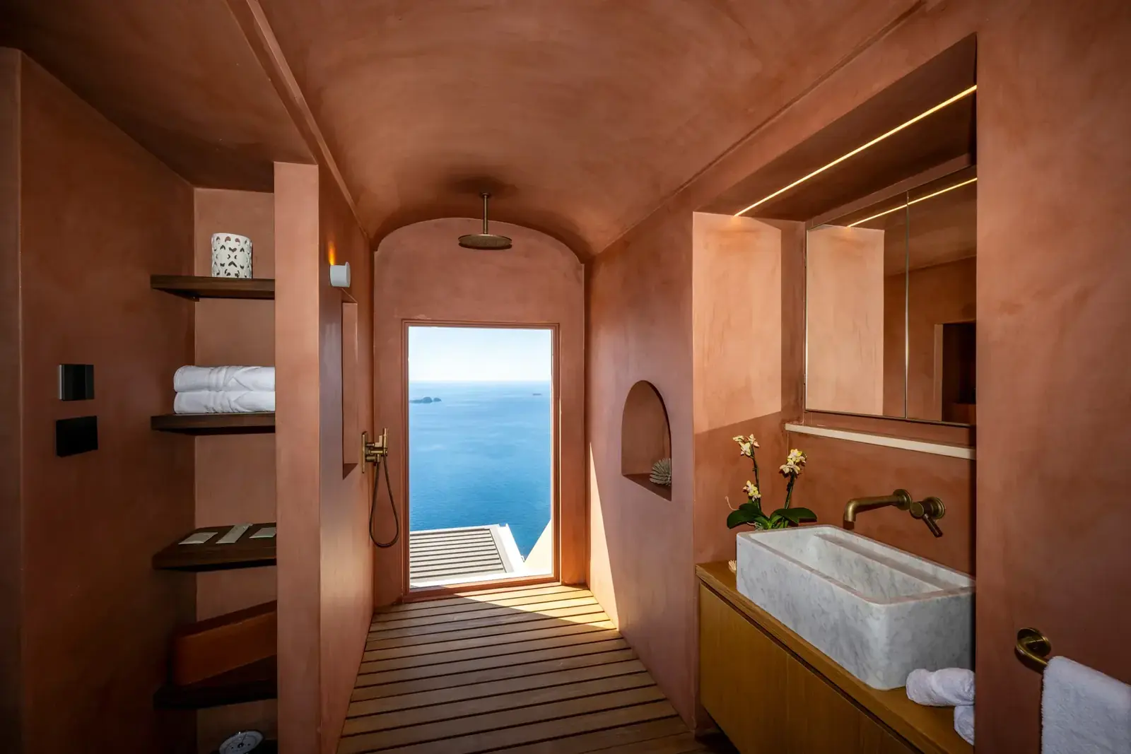 Il bagno, con lo sguardo verso il mare