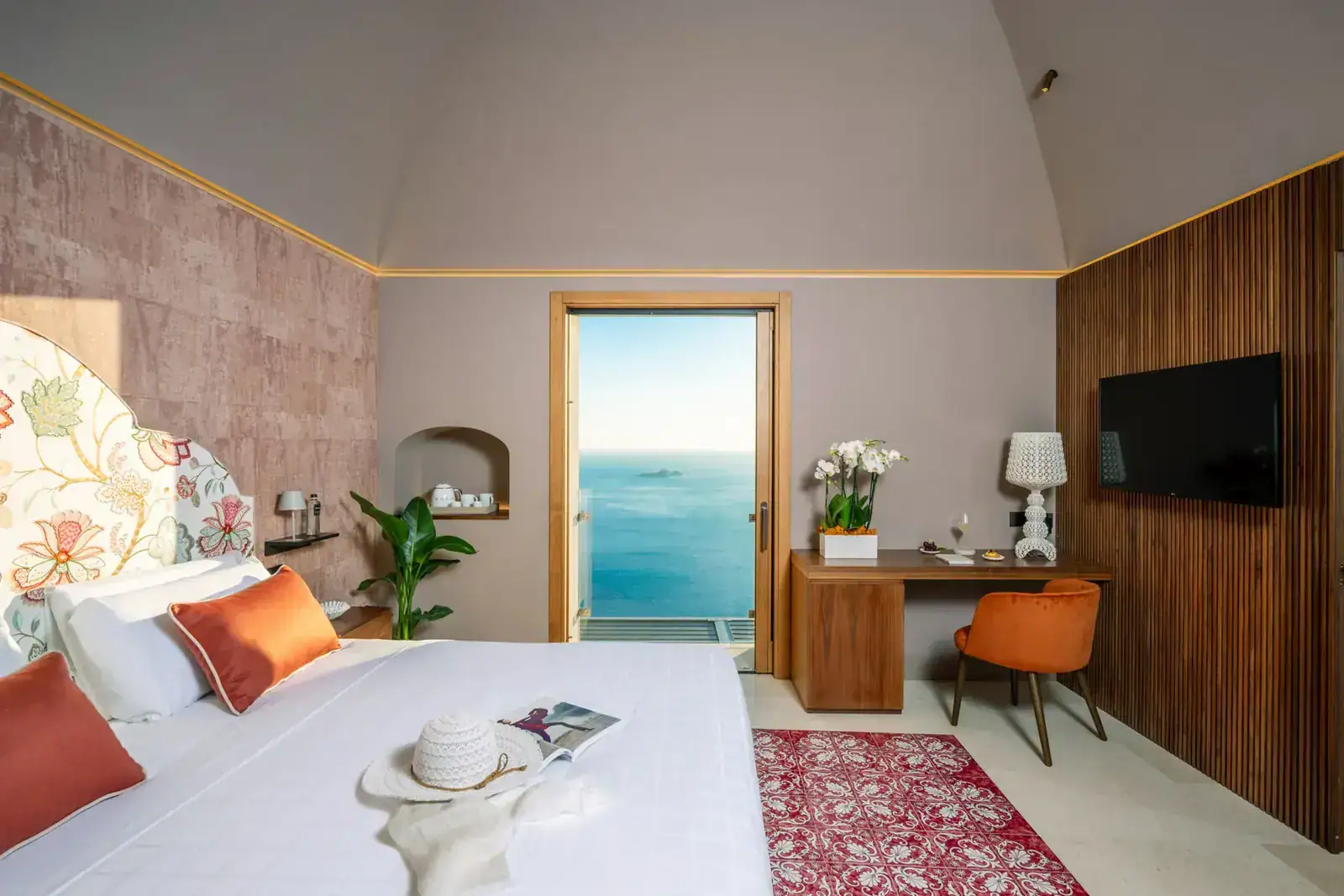Aqua: the room and its outlook