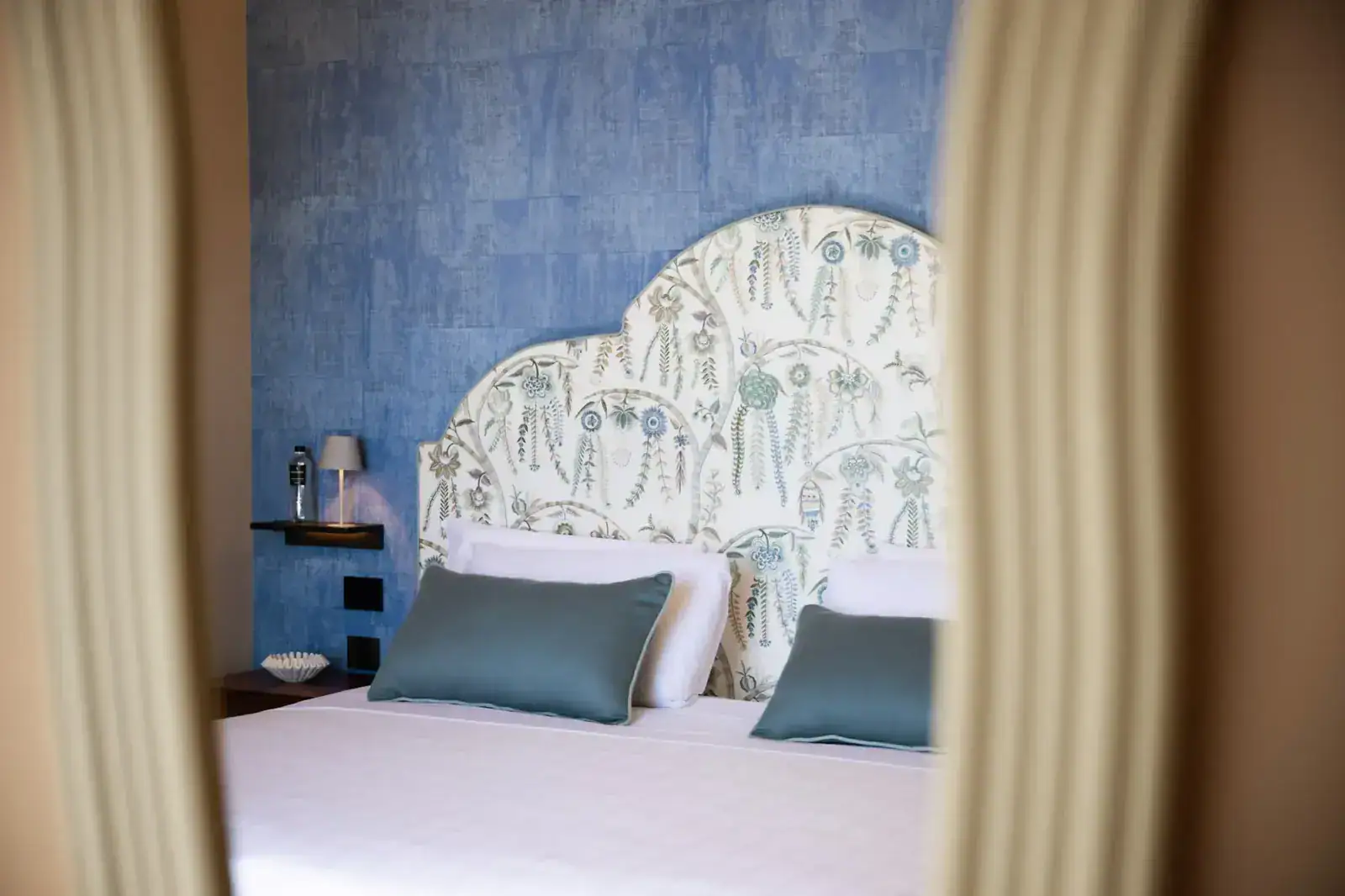Il letto, visto dalla soglia