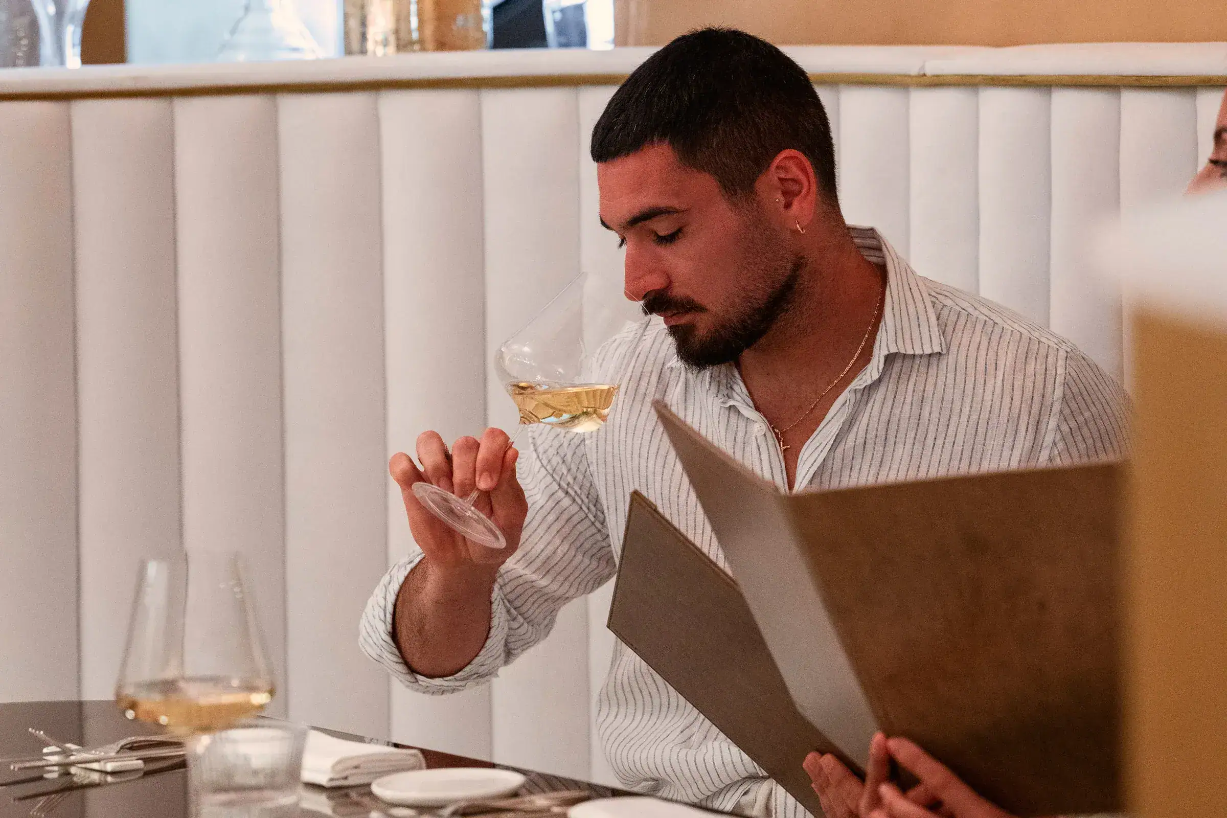 A glass at the table, Chic Mama