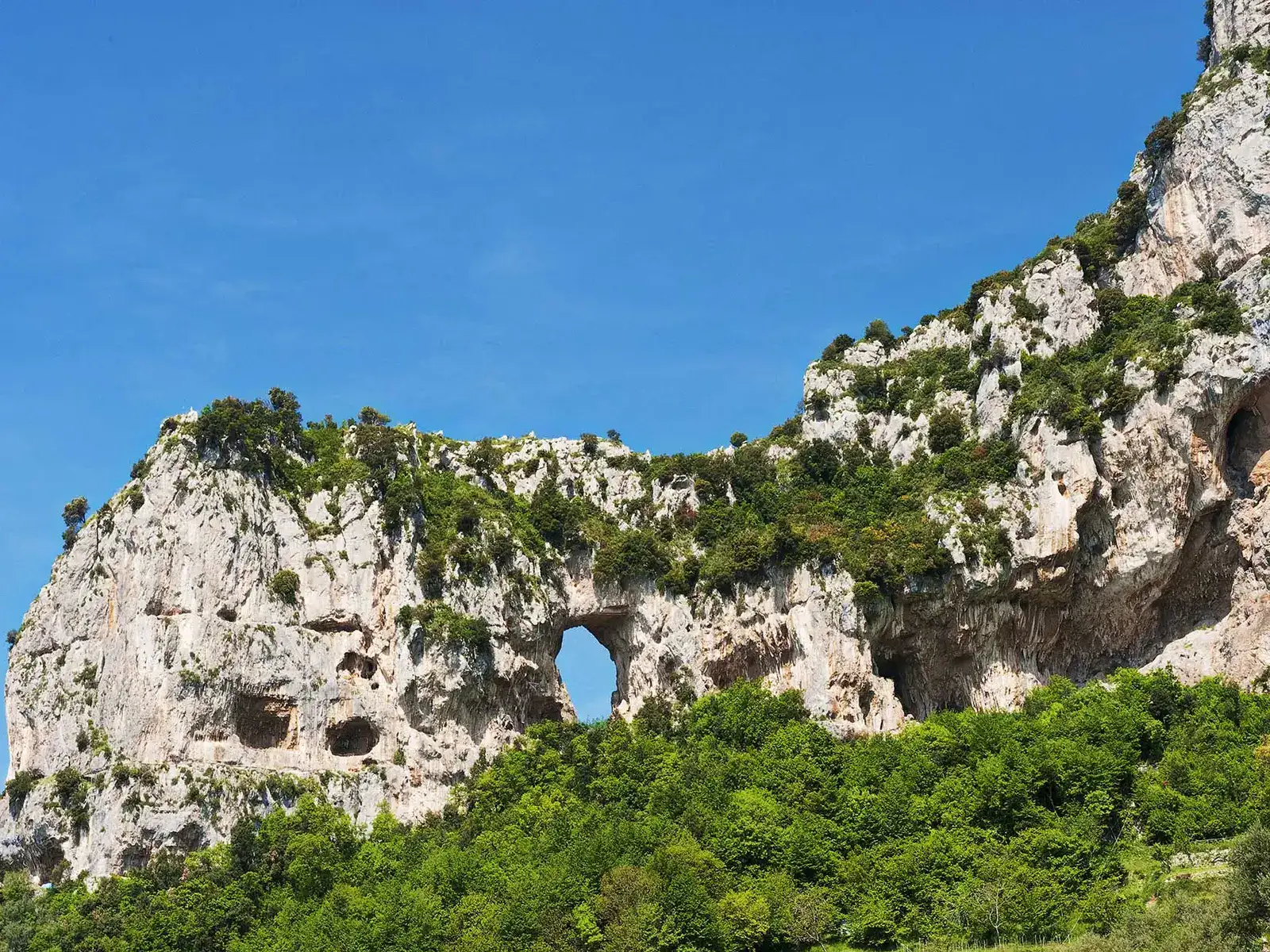 The pierced mountain