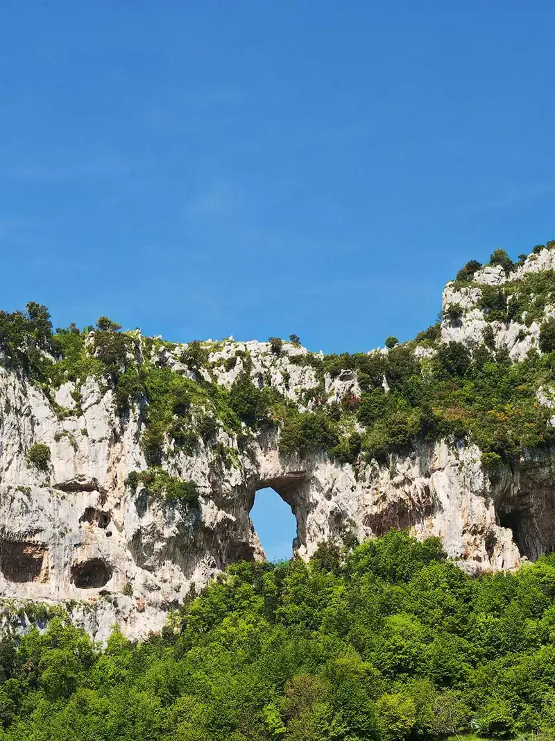 The pierced mountain