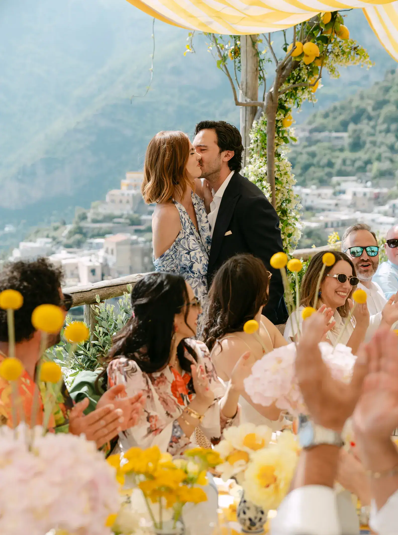 Una celebrazione in giardino, con Positano alle spalle